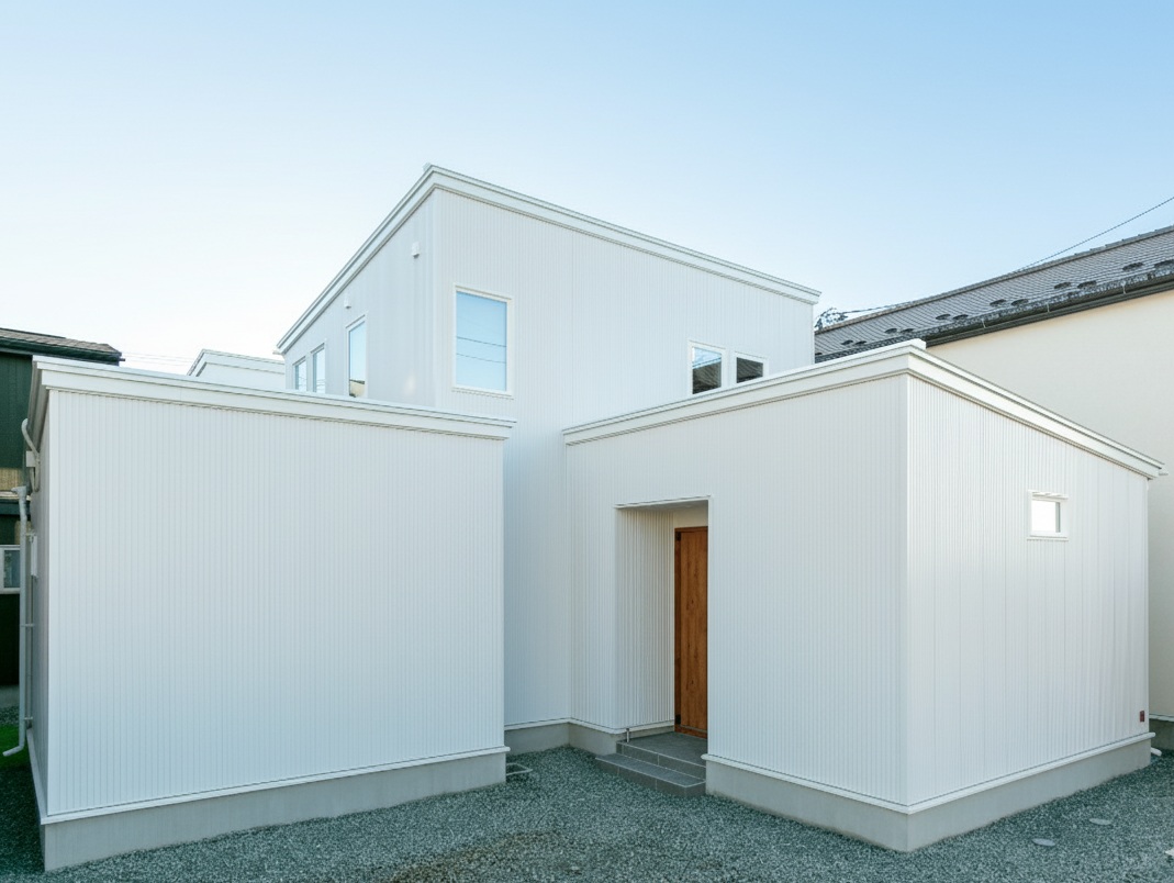 シンプルで吹き抜けのあるナチュラルな住まい【297】