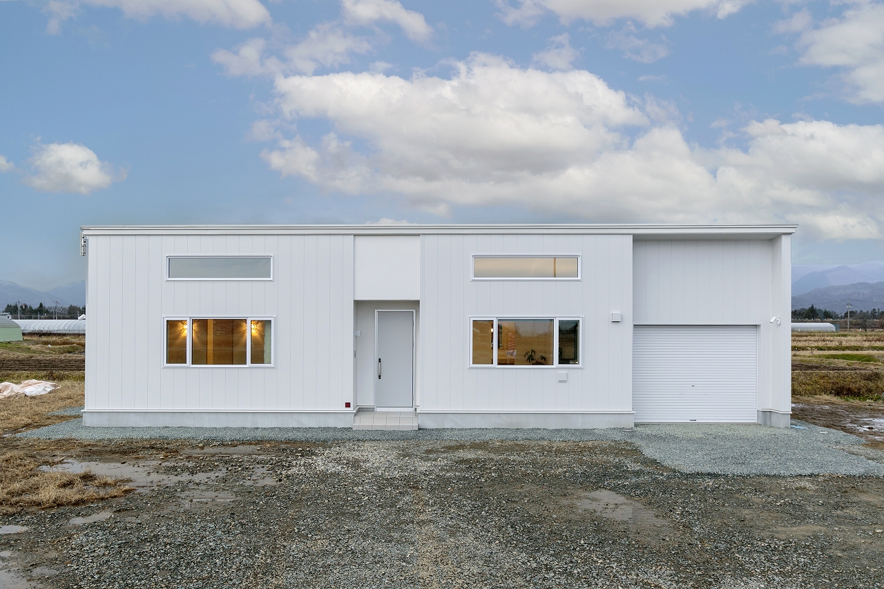 時を重ねてきたモノと、栗の無垢材が調和する平屋の住まい【300】